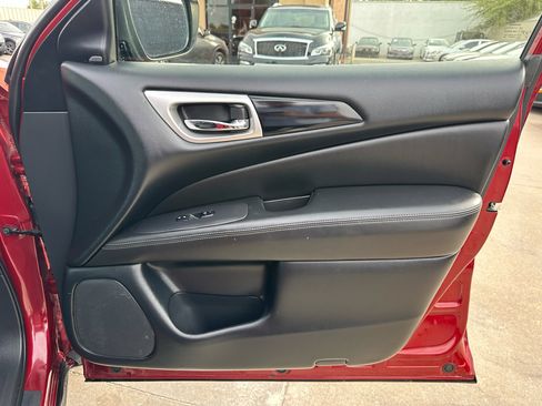 Used 2019 Nissan Pathfinder SV image 13