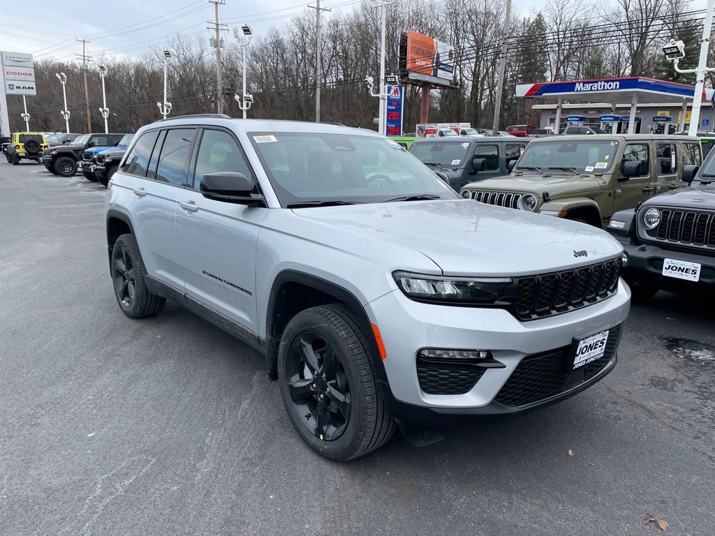 New 2025 Jeep Grand Cherokee Limited w/ Black Appearance Package AWD/4WD image 2