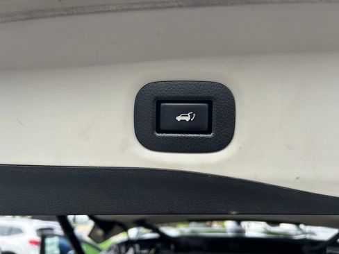 Used 2017 Nissan Rogue SV AWD/4WD image 17