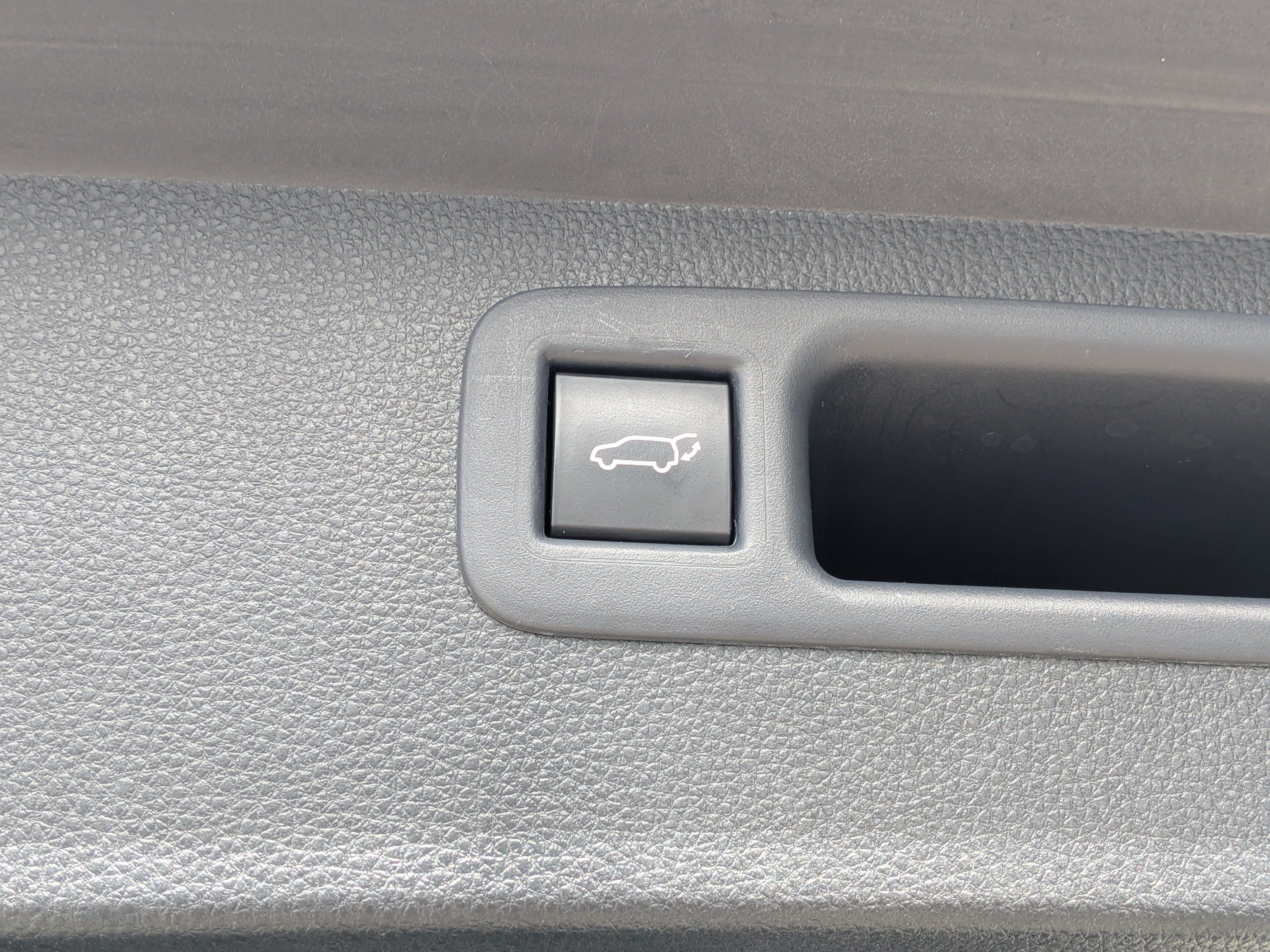 Used 2021 Toyota Highlander XLE AWD/4WD image 14