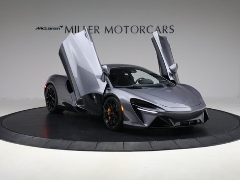 Used 2024 McLaren Artura RWD image 20