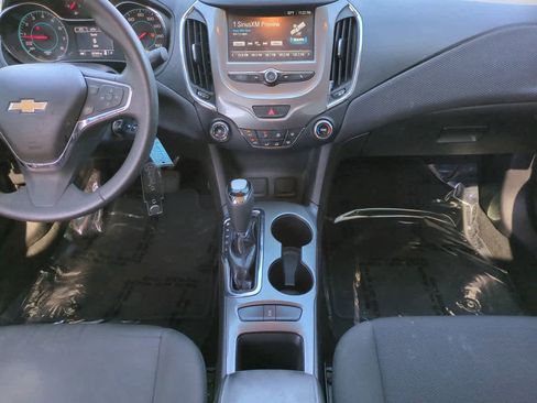 Used 2017 Chevrolet Cruze LT image 18