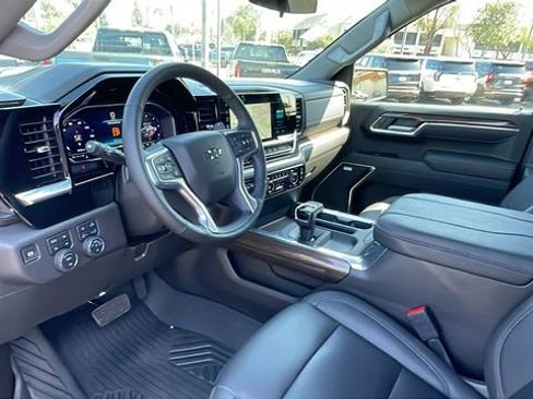Used 2025 Chevrolet Silverado 1500 LT Trail Boss w/ LT Trail Boss Premium Package AWD/4WD image 12