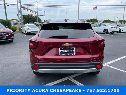 Used 2025 Chevrolet Trax LT FWD image 4