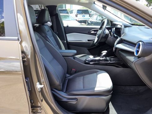 Used 2024 Chevrolet Trax LT w/ Driver Confidence Package FWD image 9