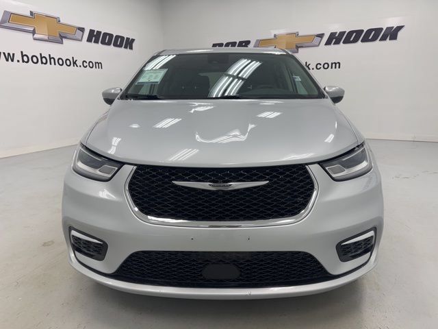 Used 2023 Chrysler Pacifica Touring-L FWD image 2