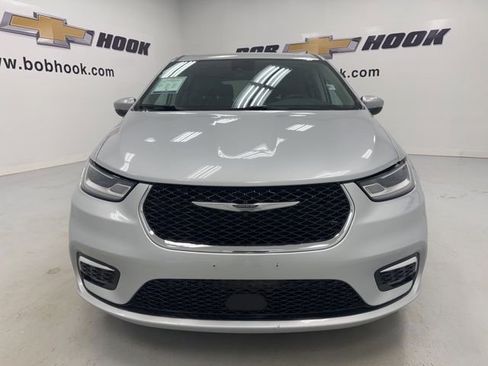 Used 2023 Chrysler Pacifica Touring-L FWD image 2