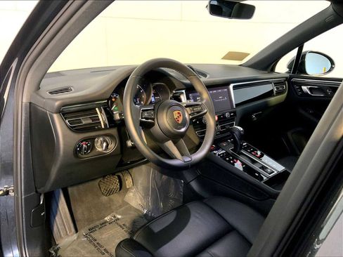 Certified 2025 Porsche Macan image 4