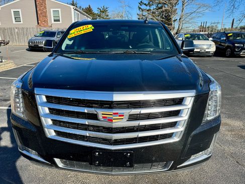Used 2019 Cadillac Escalade Luxury image 2