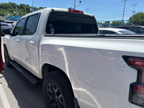 Used 2022 Nissan Frontier SV w/ Technology Package RWD image 3