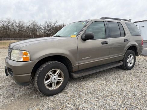 Used 2005 Ford Explorer XLT image 2