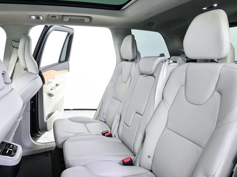 Certified 2022 Volvo XC90 T5 Momentum w/ Advanced Package image 22
