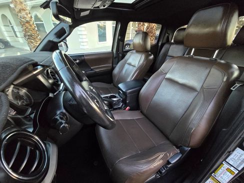 Used 2016 Toyota Tacoma Limited w/ Towing Package image 10