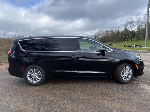 New 2026 Chrysler Pacifica Select image 6