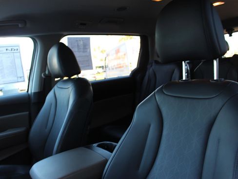 Certified 2025 Kia Carnival image 17