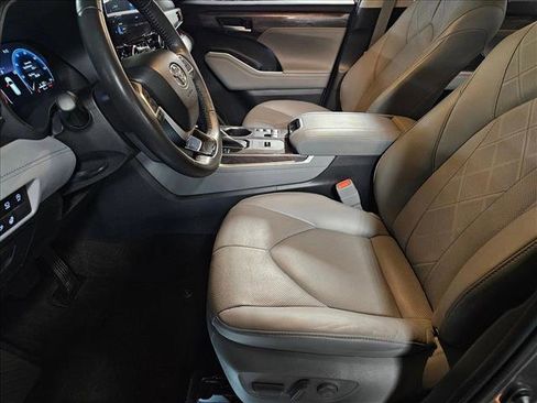 Used 2023 Toyota Highlander Platinum FWD image 14