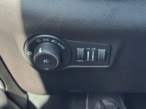 Used 2022 Jeep Compass Latitude w/ Sun and Sound Group image 17