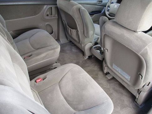 Used 2005 Toyota Sienna LE w/ LE Pkg 1 FWD image 15
