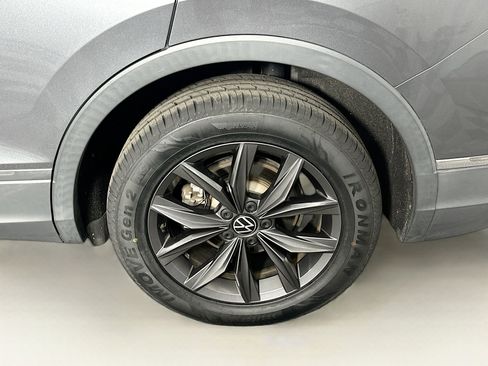 Used 2022 Volkswagen Tiguan SE w/ Panoramic Sunroof Package image 11