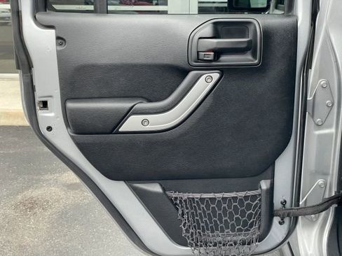 Used 2017 Jeep Wrangler Unlimited Rubicon w/ Connectivity Group image 34