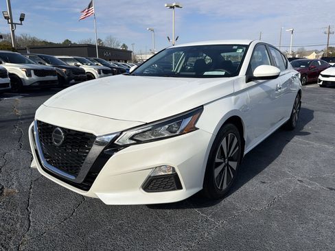 Used 2021 Nissan Altima 2.5 SV image 2
