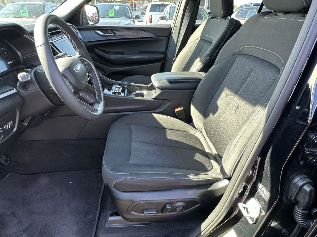 Used 2025 Jeep Grand Cherokee Laredo w/ Luxury Tech Group I AWD/4WD image 16