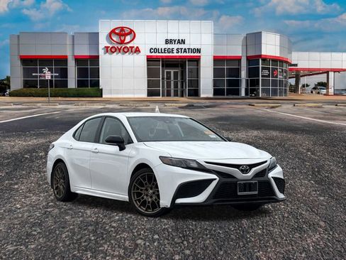 Used 2024 Toyota Camry SE image 1