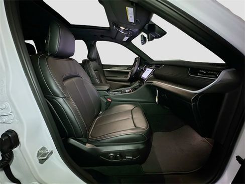 New 2025 Jeep Grand Cherokee Limited w/ Luxury Tech Group II image 32