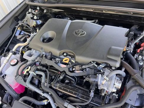 Used 2025 Toyota Camry SE image 31