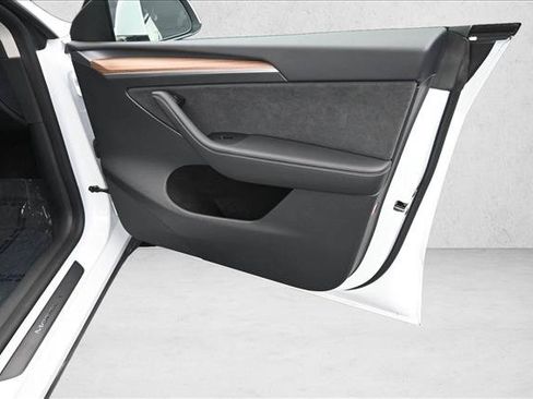 Used 2025 Tesla Model Y Long Range RWD image 29
