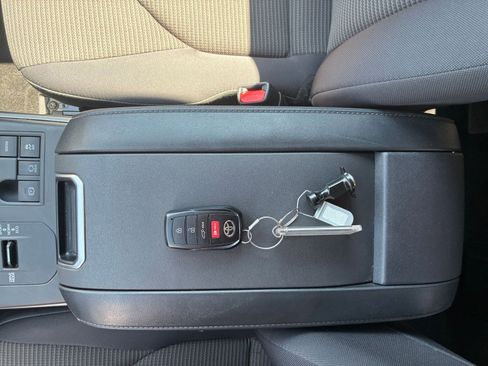 Used 2025 Toyota Highlander LE FWD image 22