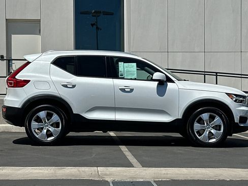 Used 2022 Volvo XC40 T5 Momentum image 2