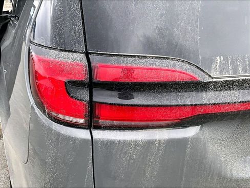 Used 2023 Chrysler Pacifica Touring-L FWD image 32