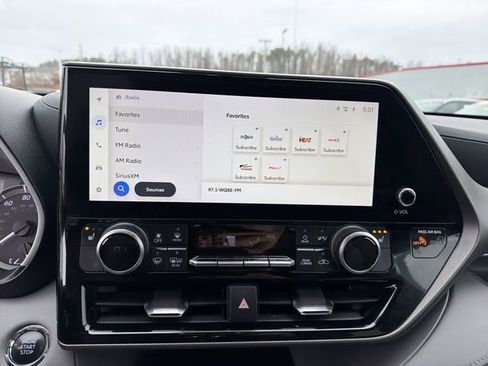 Used 2023 Toyota Highlander XLE image 21