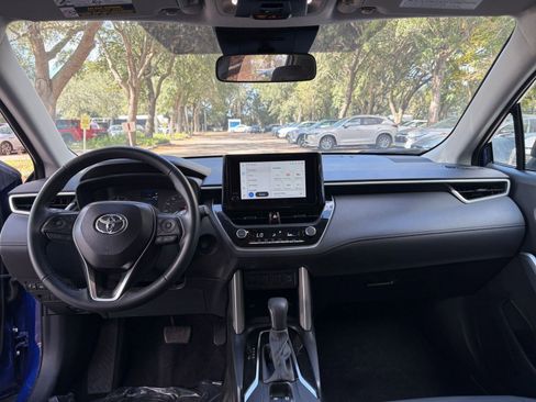 Used 2025 Toyota Corolla Cross LE image 27