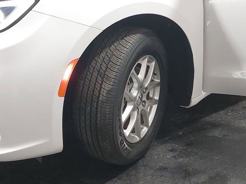 Used 2024 Chrysler Pacifica Touring-L image 56