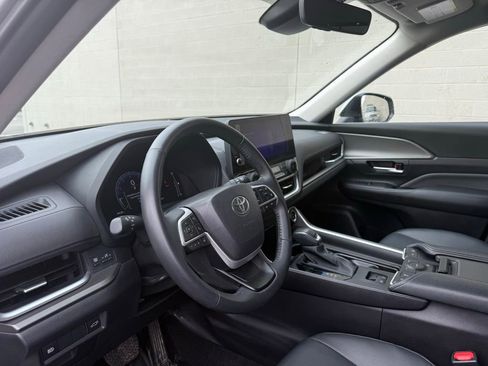 Used 2025 Toyota Grand Highlander AWD image 21