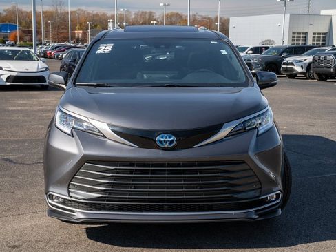 Certified 2025 Toyota Sienna Limited image 2