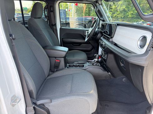 Used 2025 Jeep Wrangler Unlimited Sahara AWD/4WD image 24