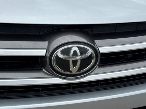 Used 2019 Toyota Highlander XLE AWD/4WD image 16
