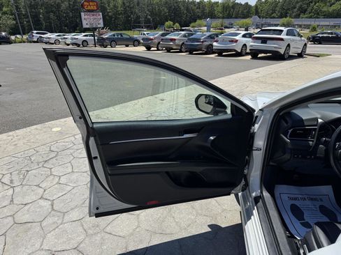 Used 2023 Toyota Camry SE FWD image 5