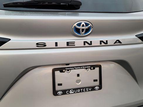 Certified 2023 Toyota Sienna LE image 28