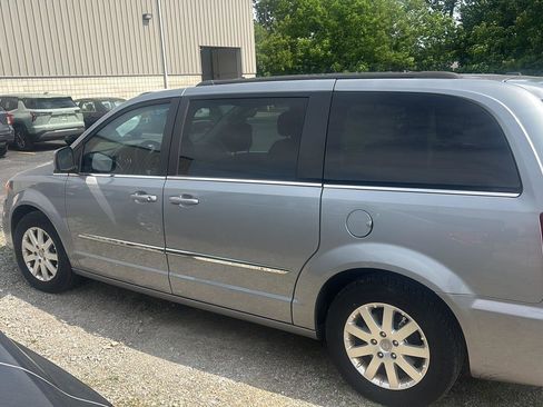 Used 2015 Chrysler Town & Country Touring FWD image 7