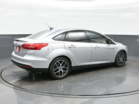 Used 2018 Ford Focus SE w/ SE Appearance Package FWD image 6