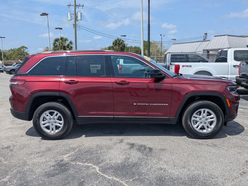 Used 2025 Jeep Grand Cherokee Laredo w/ Luxury Tech Group I image 3