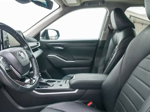 Used 2021 Toyota Highlander XLE image 18