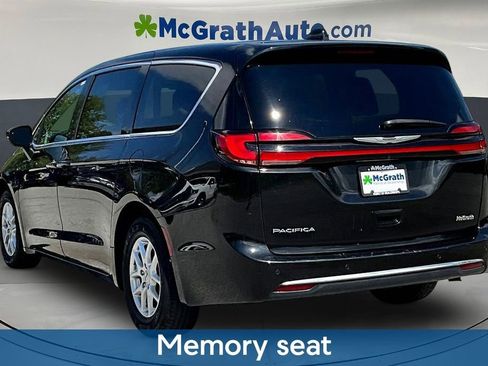 Used 2023 Chrysler Pacifica Touring-L FWD image 4