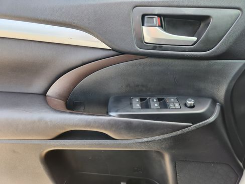 Used 2016 Toyota Highlander XLE image 25