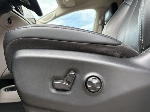 Used 2024 Chrysler Pacifica Touring-L FWD image 11