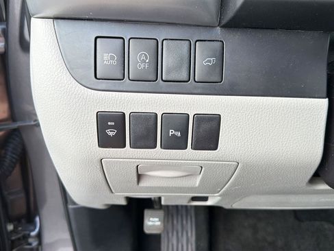 Used 2018 Toyota Highlander Limited FWD image 19